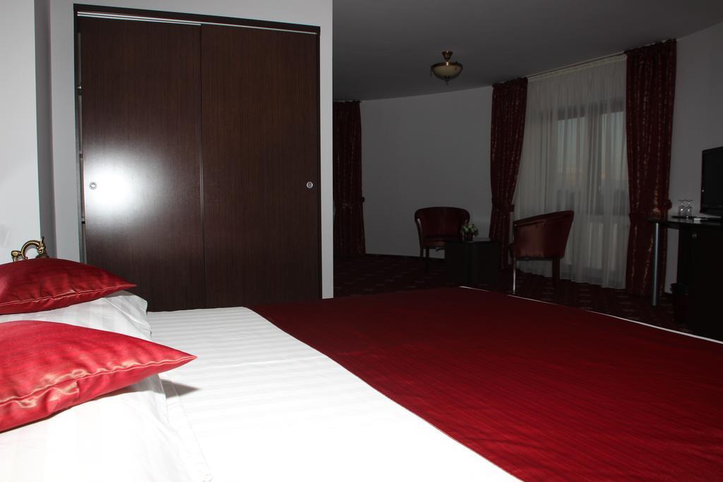 Hotel Royal 2 Urziceni Exterior photo